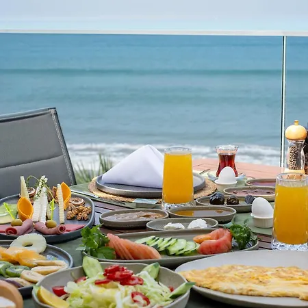 Tropic Beach Club מלון 3*