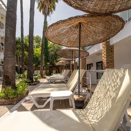 Tropic Beach Club מלון