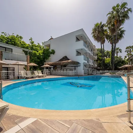 Tropic Beach Club מלון סייד