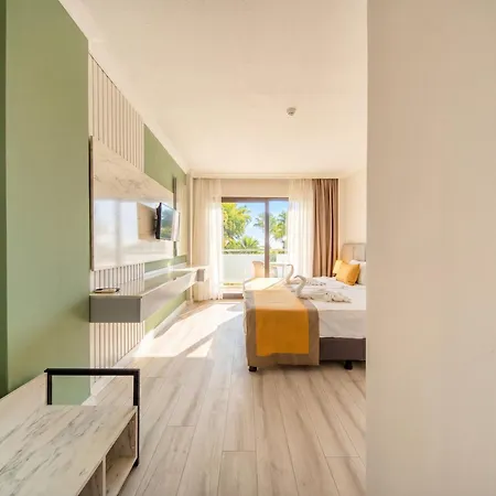 Tropic Beach Club מלון 3*