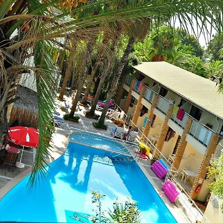 Tropic Beach Club מלון סייד